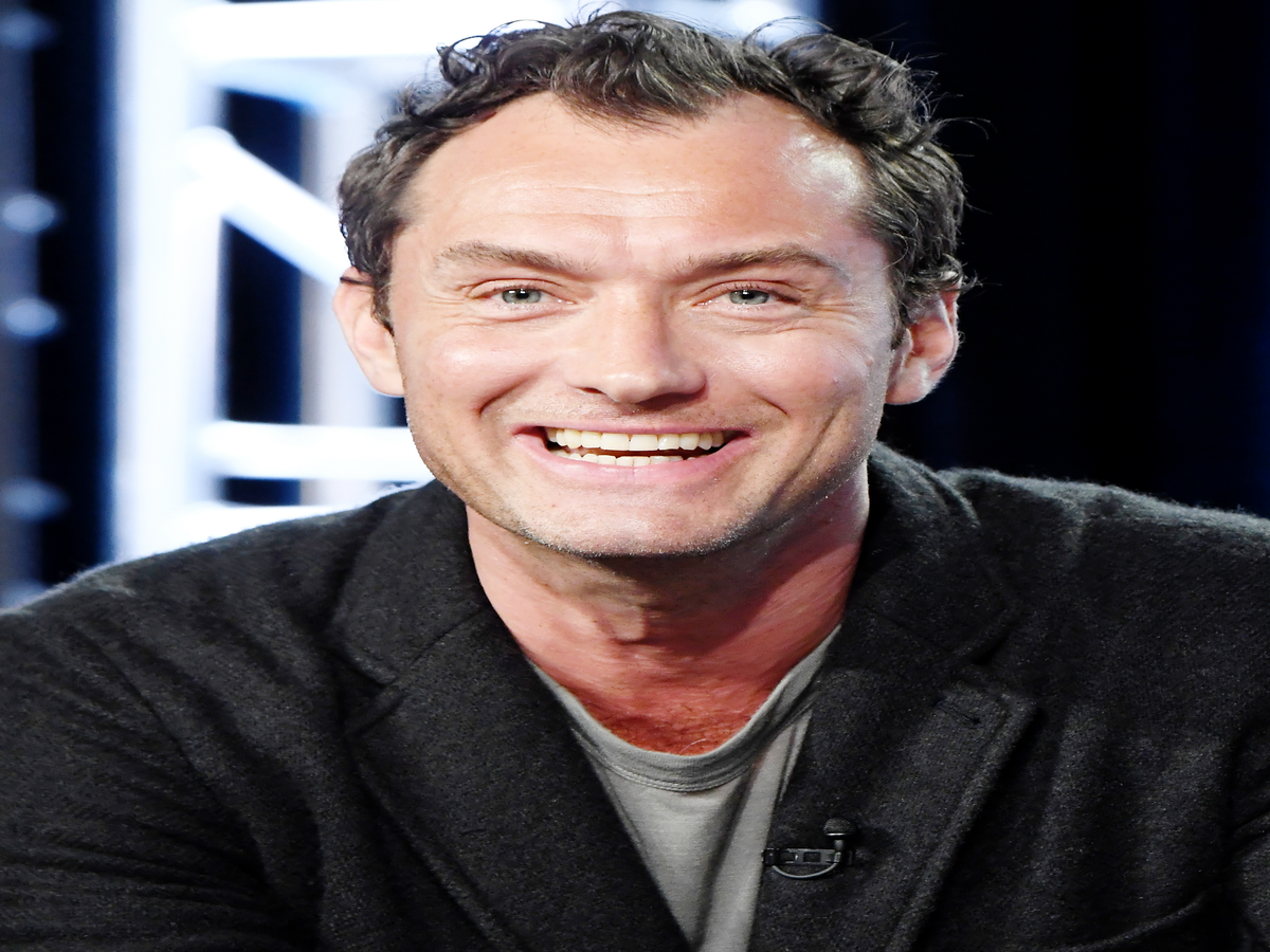 Jude Law Thinks Your Young Pope Memes Are Hilarious