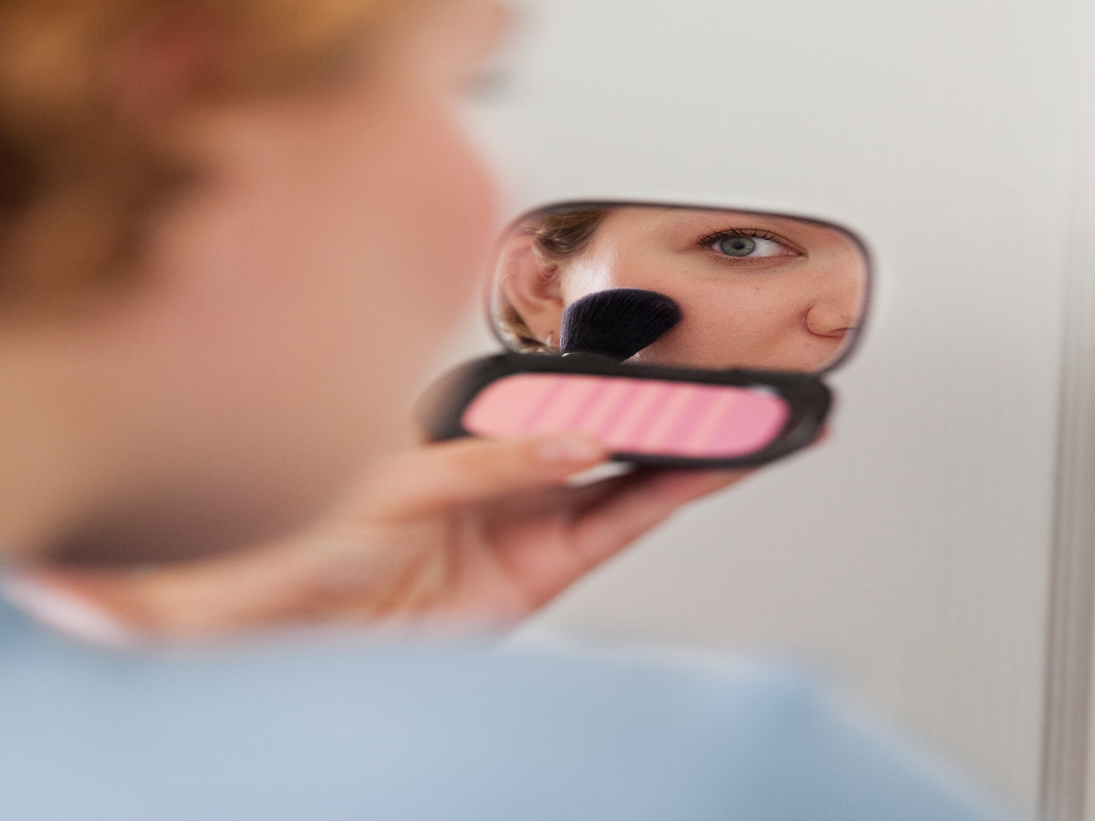 A Dad Narrated His Daughter's Makeup Tutorial -- & It's The Best Thing You'll See All Day
