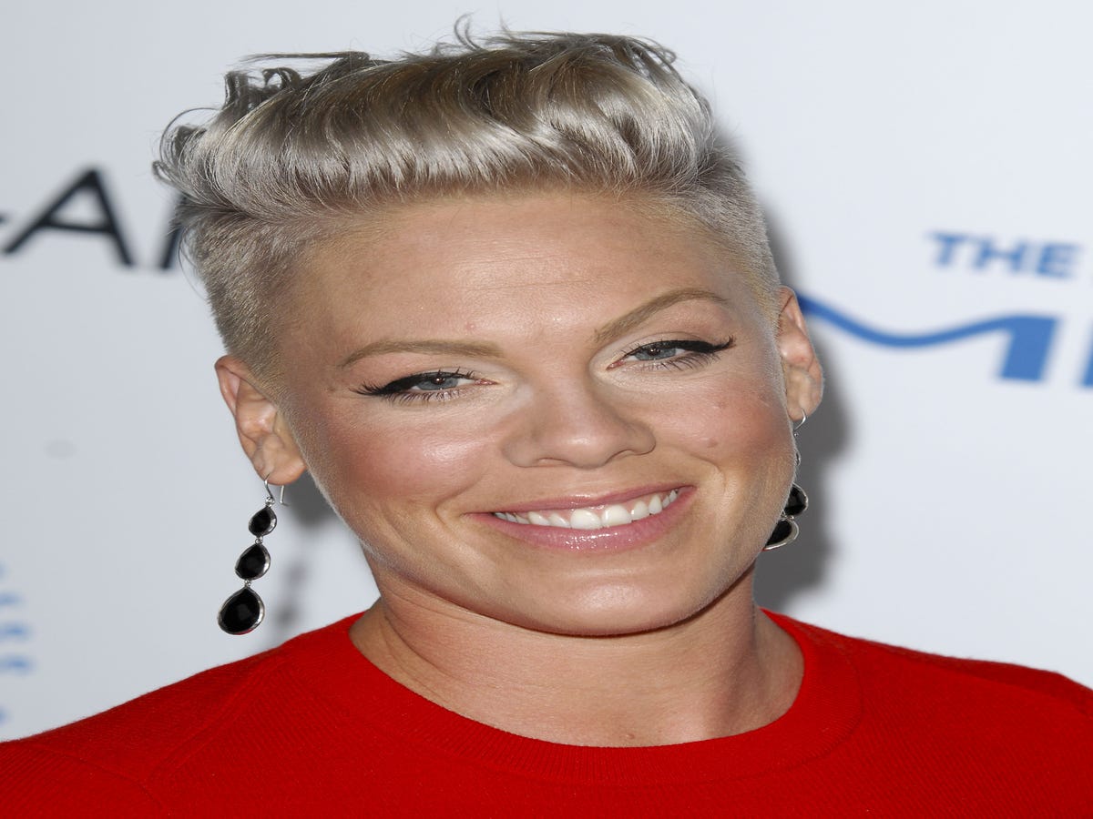 Pink Breastfeeds Her Baby While Hiking In New Selfie