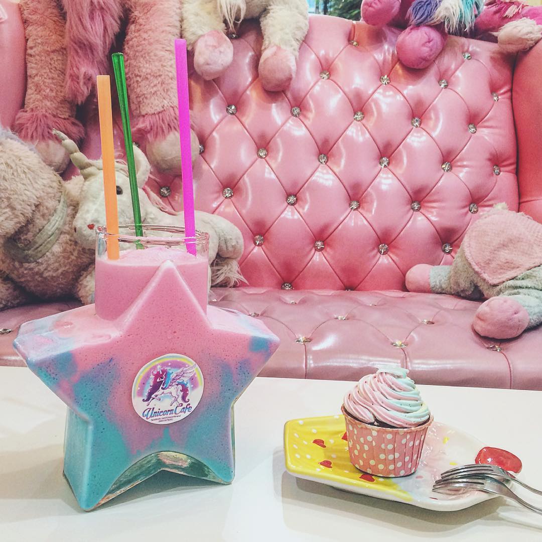 Das Essen in Bangkoks Einhorncafé ist magisch