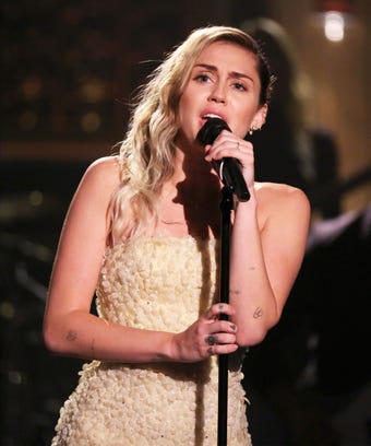 miley-cyrus-with-vibrator-sweedish-nude-pics