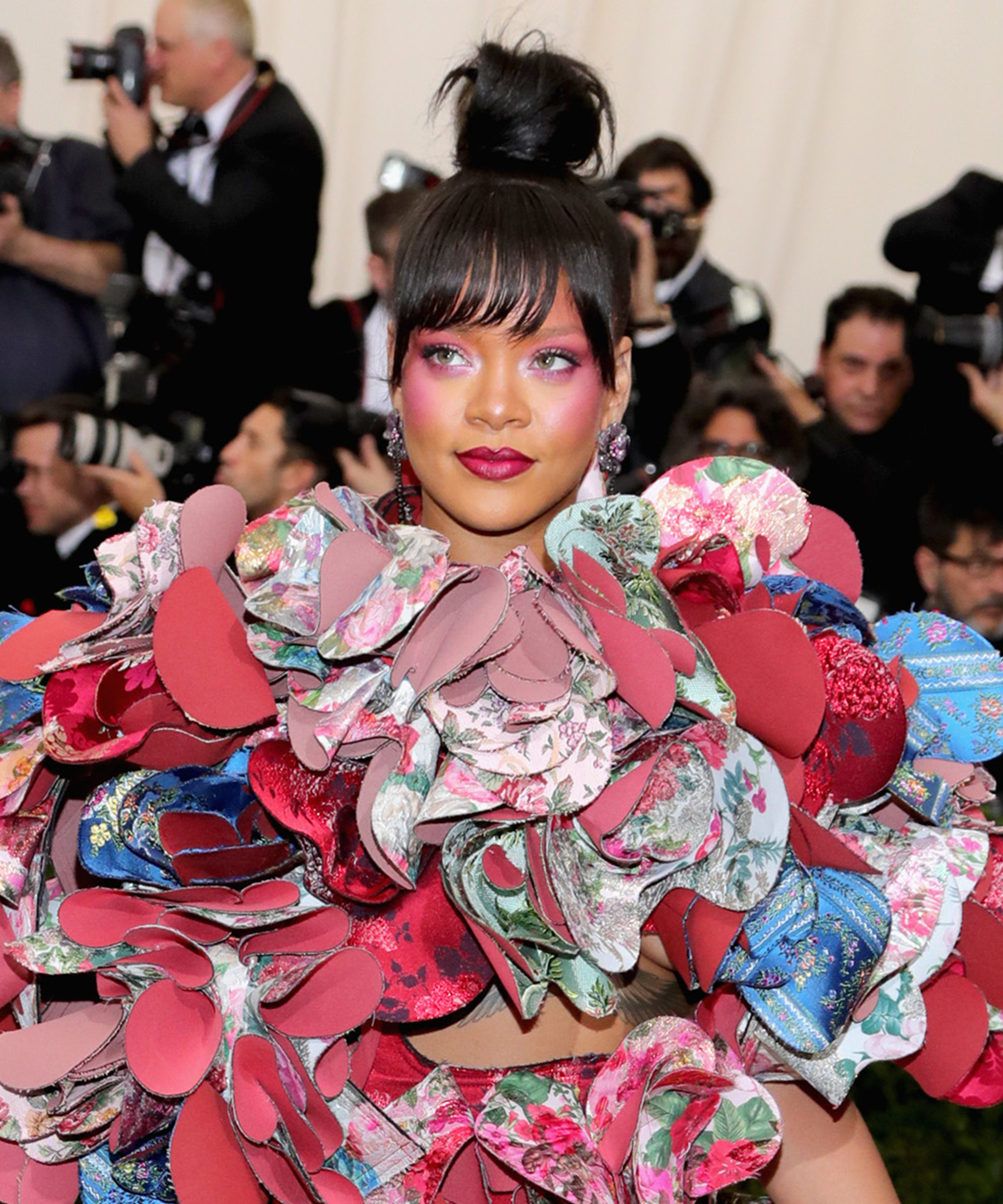 Looks - Gala met rihannas hair makeup video to wear - Gala met rihannas hair makeup video