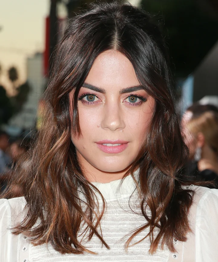 Hair Color Trend For Winter Highlights Lowlights 2018 It S Easy To Ume That The Cool You See Standing At Crosswalk With A Chic Cream Colored Turtleneck And Most Stunning Hair Color Deep