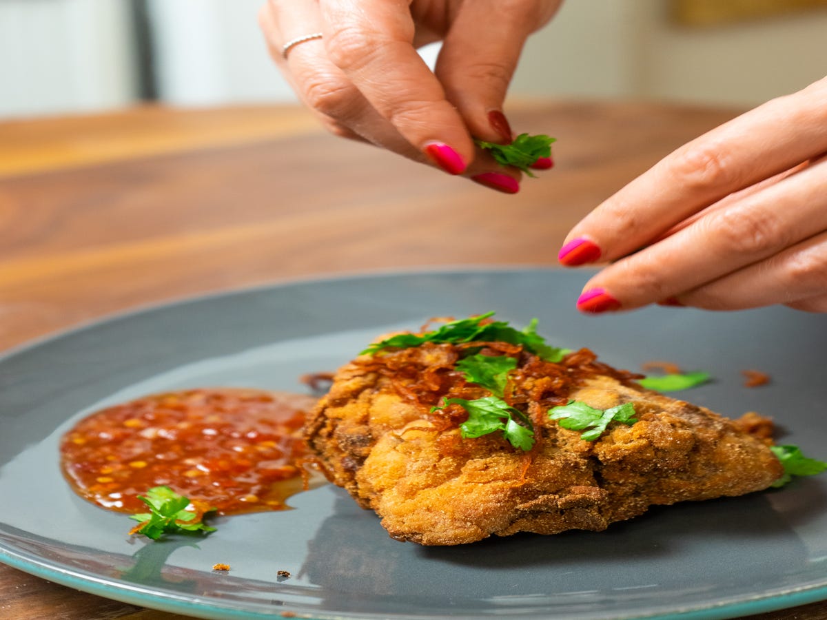 Watch A Professional Chef Struggle To Make Fried Chicken In A Tiny, Barren Kitchen