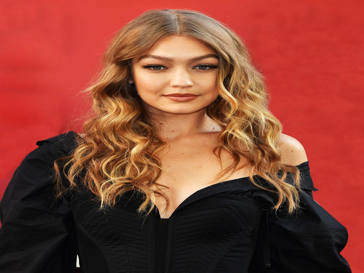 The Latest Hollywood Hair Trend Takes 3 Seconds To Master