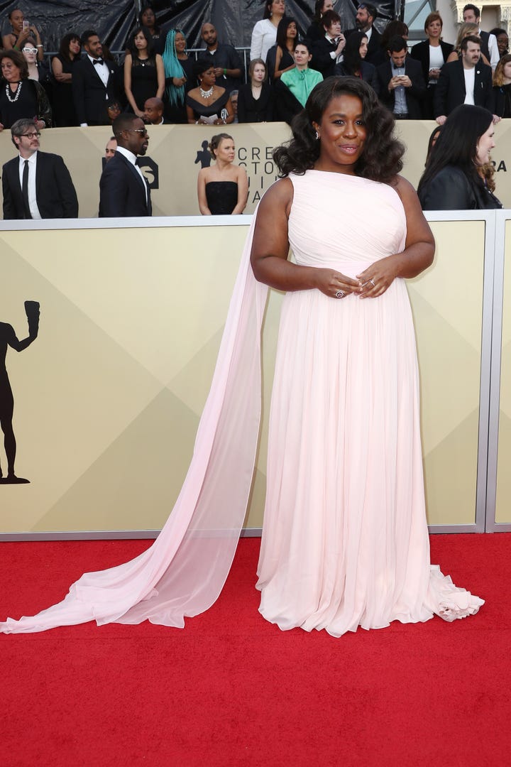 Best Dressed Sag Awards Red Carpet 2018 Under All Of That Old School Hollywood Glam Is A Stunning Uzo Aduba In Custom Siriano Caped Number Can Someone Give Us Tutorial On How To