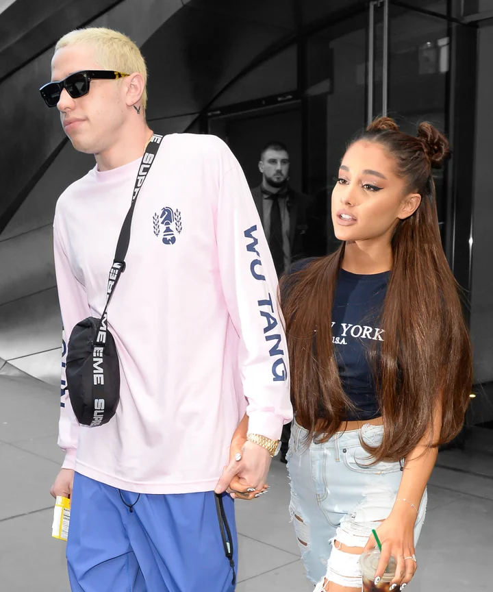 Ariana Grandes Cryptic Tweets Have Fans Worried Ariana Grandes Cryptic Tweets Have Fans Worried