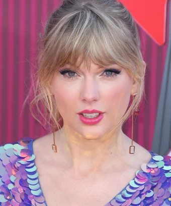Taylor Swift Wears Pink Hair On The Red Carpet