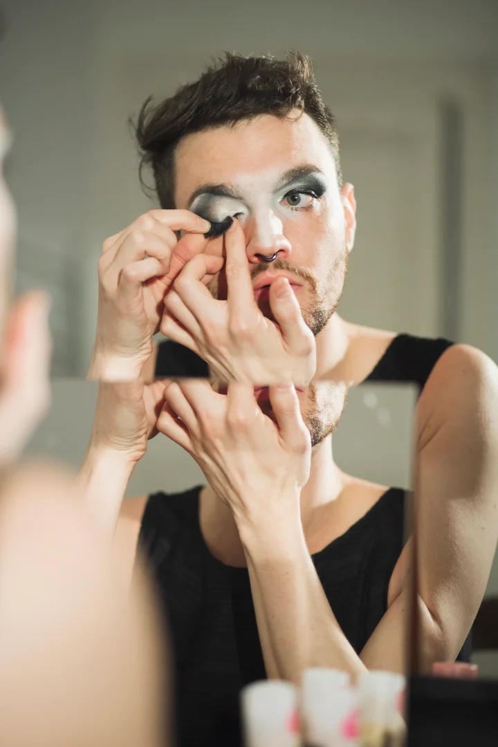 Porno aktrisalar musht bilan mashq qilishmoqda