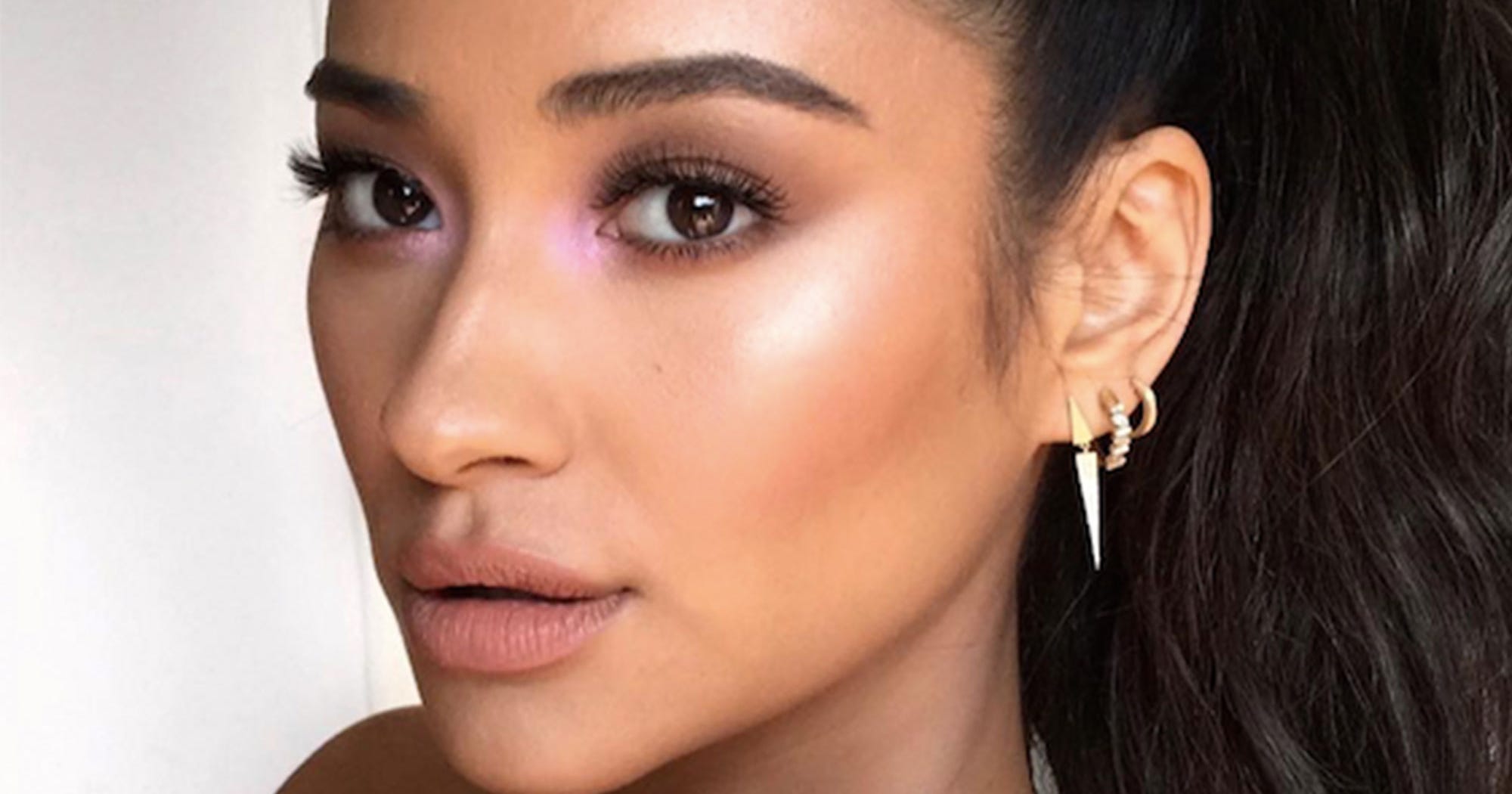 Inner Eye Corner Strobing Eyeshadow Makeup Trend