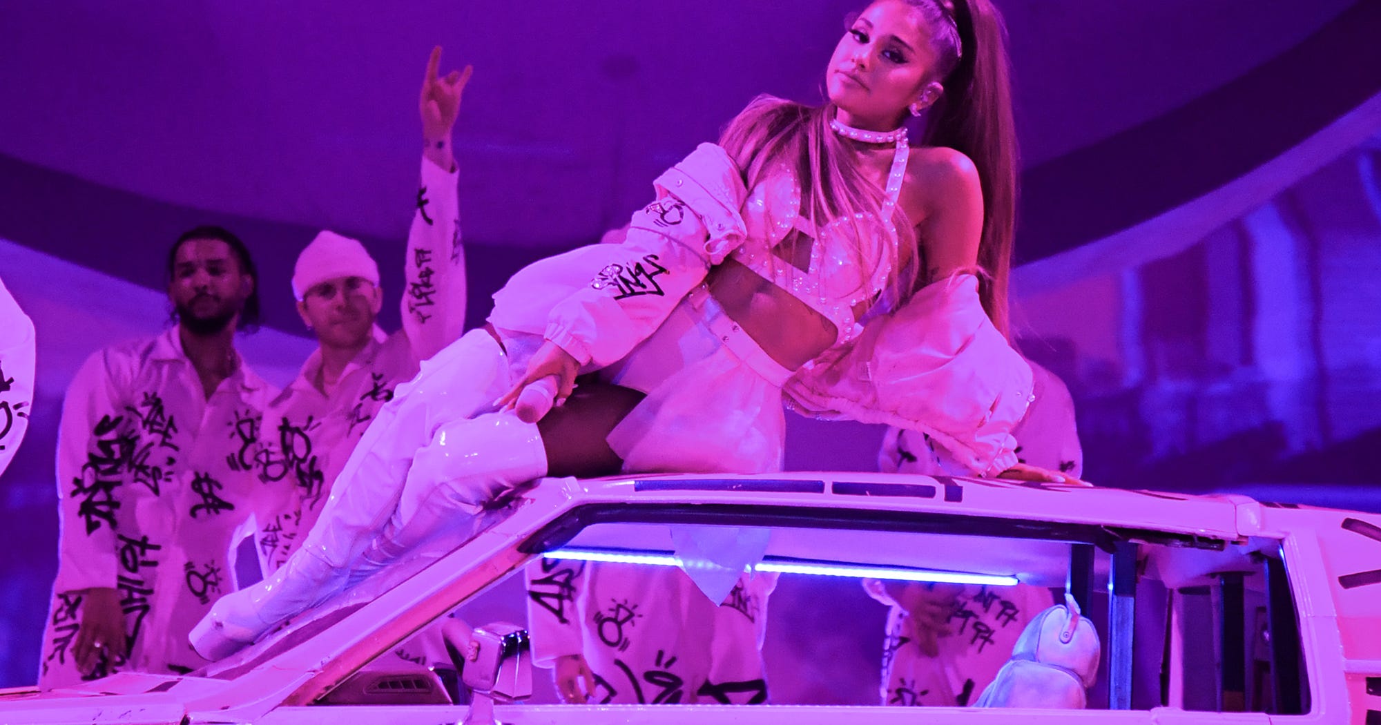 ariana grande car - Ilustrasi 2