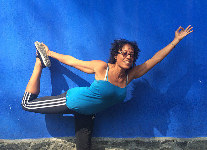 Pantiessiz va sutyensiz yalangoch hazil