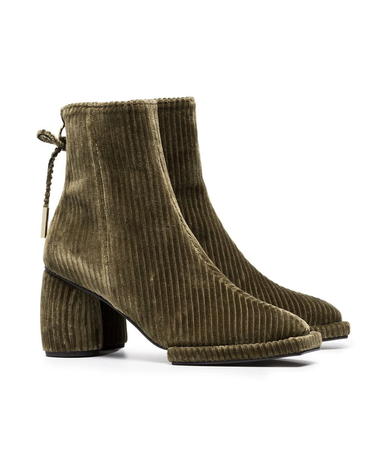 15 Stiefeletten mit Karree Schuhspitze 15 Stiefeletten mit Karree Schuhspitze