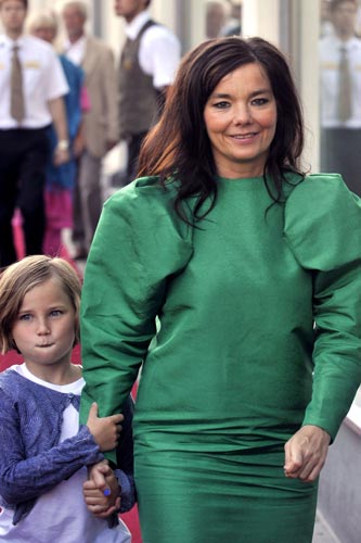 bjork green dress Bjrk, Still Using Style to Captivate