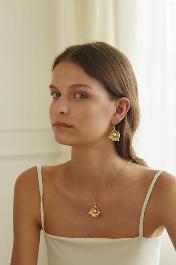Gold Pendant Necklaces Are Trending This Summer Gold Pendant Necklaces Are Trending This Summer