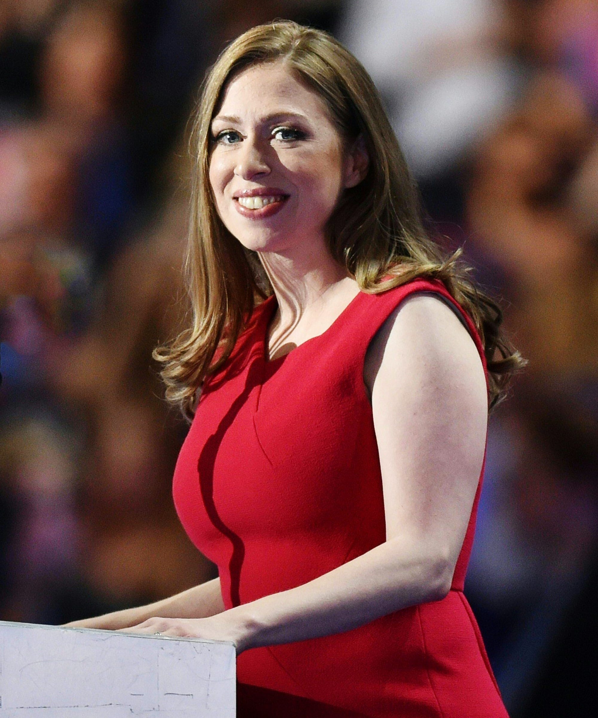 chelsea clinton red dress Chelsea Clinton Trumpets Her Mom's 'Heart Full of Love' The Forward